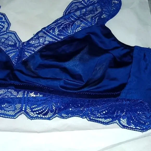 HANRO LUXURY MOMENTS LACE BRAS
